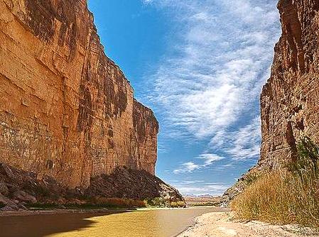 Joet Site | Discover Ancient Marine Fossils Embedded in the Desert’s Limestone: Unearth the history of marine fossils found in desert limestone formations.